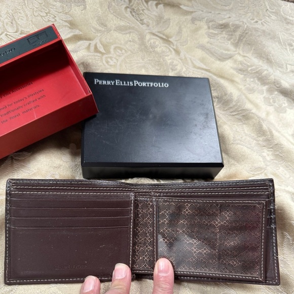 Perry Ellis Portfolio Wallet - Picture 2 of 4